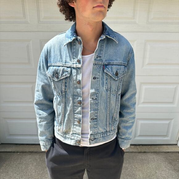 Vintage Mid-80s Men's Levi's Medium Wash Denim Trucker Jacket Size 42 - Picture 2 of 7